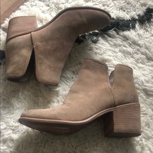 Hinge Cut Out Bootie- 8
